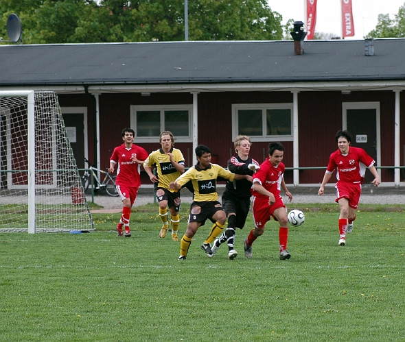 2007_0519_06.JPG - Södra's nr.5 "Tak" i närkamp med Sala's målvakt och försvarare